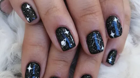 diseños de uñas galaxia con estrellas