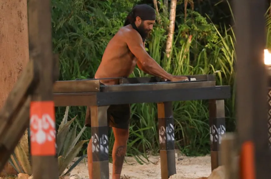 Ese cuchillo les servirá para cortar un par de cuerdas.