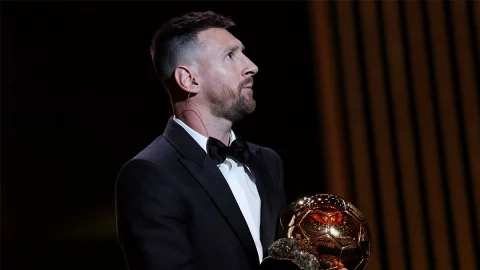 Lionel Messi con el Bal&oacute;n de Oro