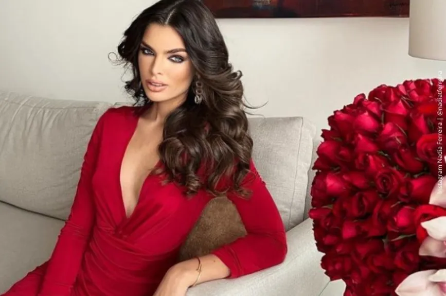 Nadia Ferreira entre rosas rojas..jpg