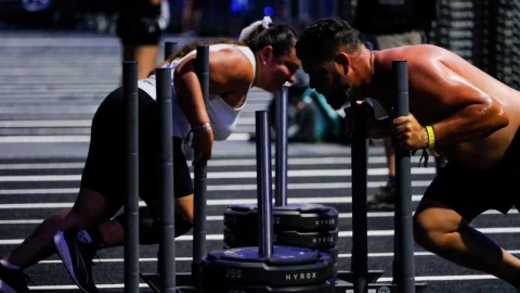 Arranca HYROX Cancún con más de 10 mil atletas de 16 países: Así se vivió el banderazo de salida de la competencia deportiva internacional