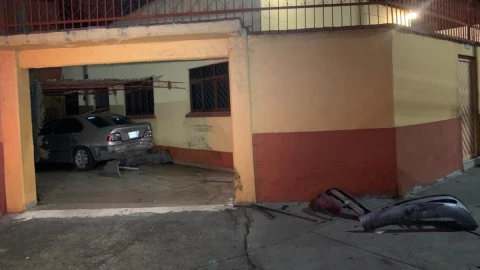 conductor portón casa Navidad