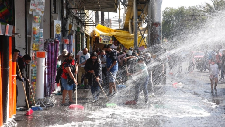 Limpian y desinfectan La Merced. 