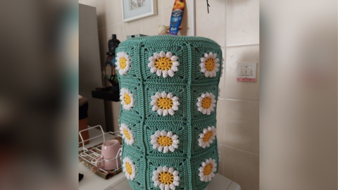 3 fundas a crochet para garrafones de agua con sobrantes de estambre.jpg