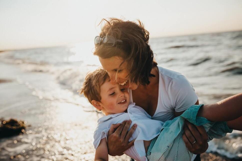 madre e hijo en la playa dia de las madres