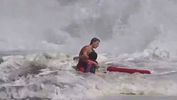 VIDEO_-Rescate-en-playa-de-California_-Joven-arriesga-su-vida-para-salvar-a-niño-arrastrado-por-olas.webp