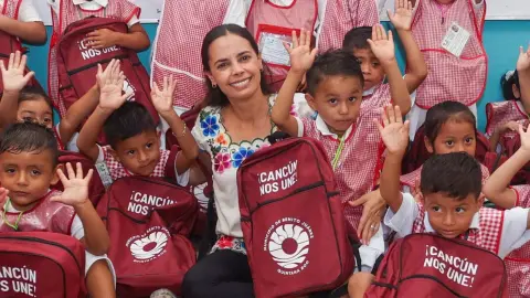 Alumnos de Cancún comienzan a recibir paquete de útiles gratis para este ciclo escolar 2023-24 en Quintana Roo