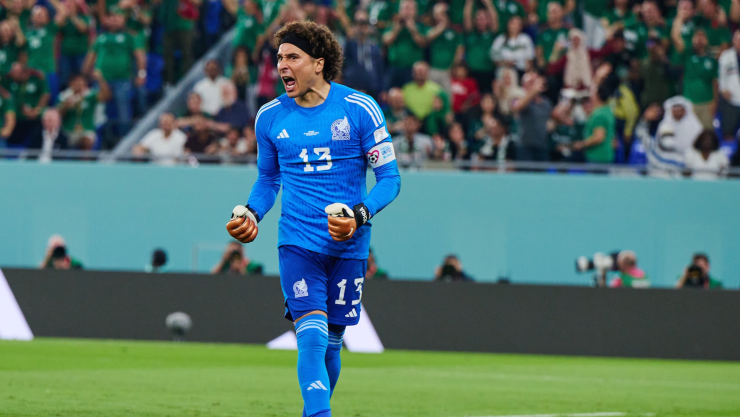 Guillermo Ochoa festeja el penal atajado a Lewandowski en Qatar 2022