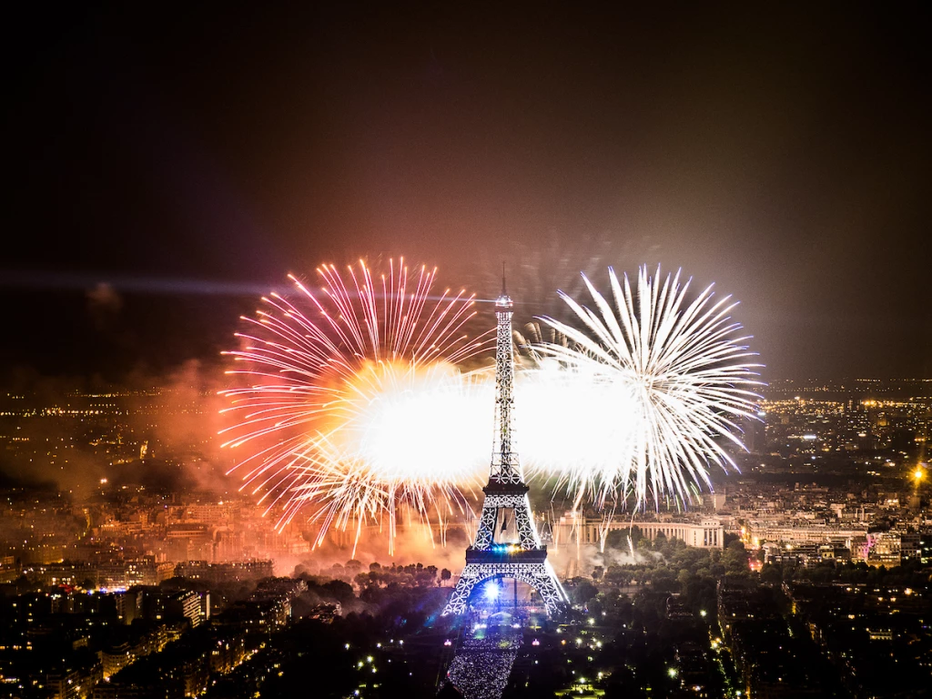 fuegos artificiales en la torre eiffel fiesta nacional de francia