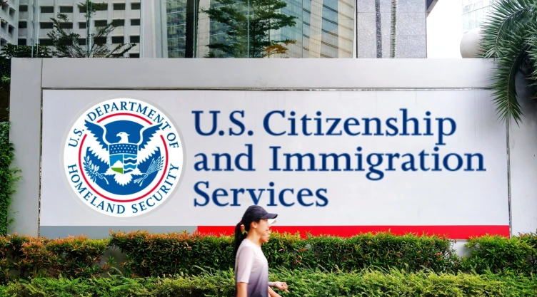 Fachada del USCIS con dos personas caminando