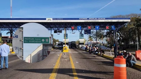 Agricultores en Sinaloa toman caseta en Maxipista Mazatlán-Culiacán.