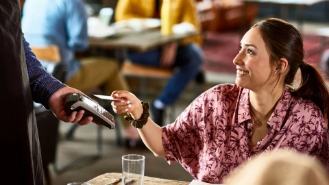 Las propinas no son obligatorias en territorio mexicano, aclara la Profeco