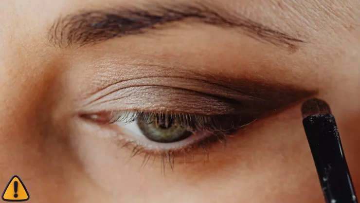 3 errores de maquillaje que hacen que tus ojos se vean más pequeños, según la IA.jpg
