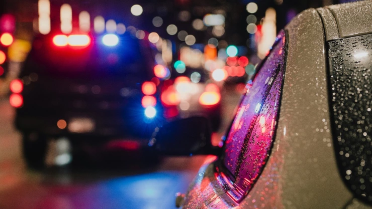 Patrulla de policía y auto