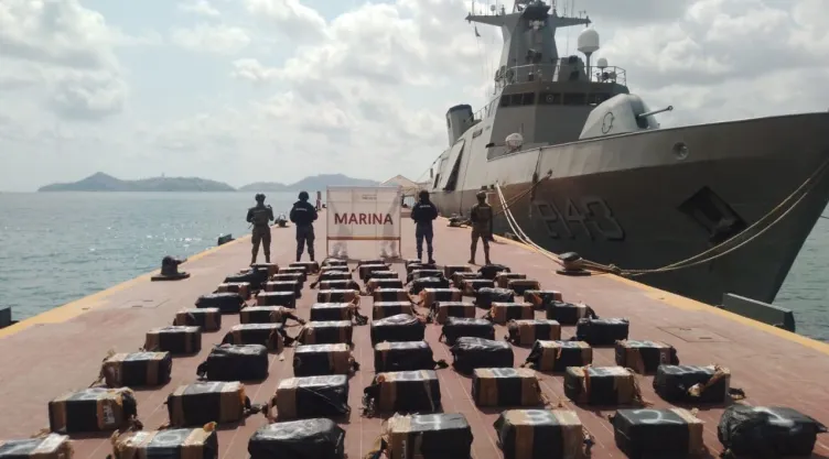 Marina encuentra 1.3 toneladas de cocaína flotando en el mar de Guerrero