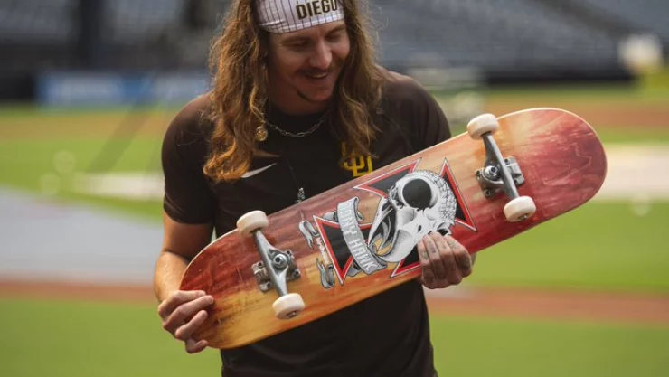 clevinger con padres.jpg