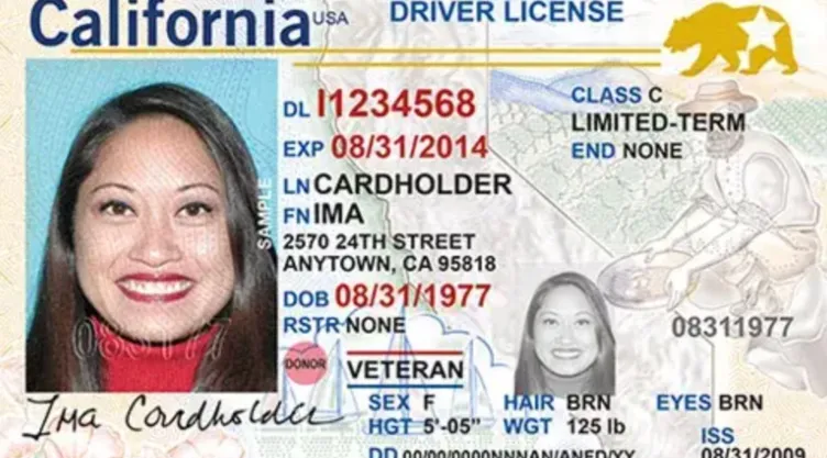 Una licencia de conducir Real ID de California.