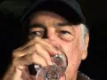 Andrés Garcia bebiendo.jpg