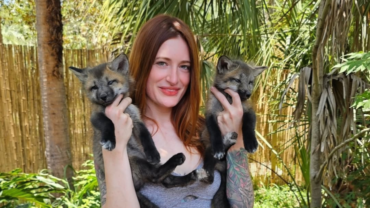 Muere youtuber y activista Mikayla Raine, quien en la foto sostiene a 2 zorros que salvó