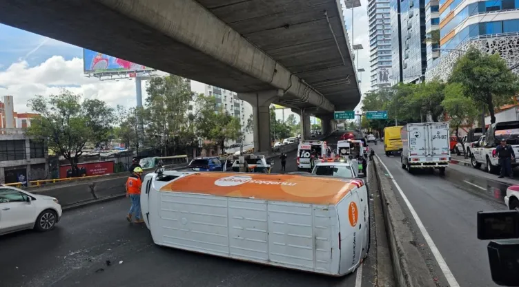 Camioneta vuelca en carriles centrales de Periférico Sur