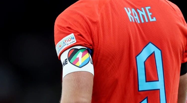 Harry Kane con el gafete de arcoiris