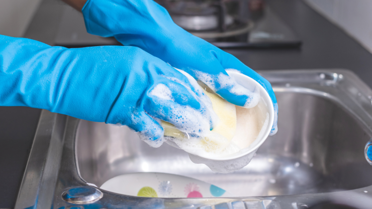 No debes mezclar el jabón de trastes con cloro.