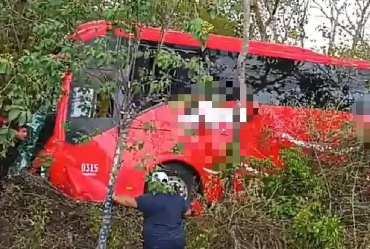 Fuerte choque frente a plaza comercial provoca tráfico (FOTO)