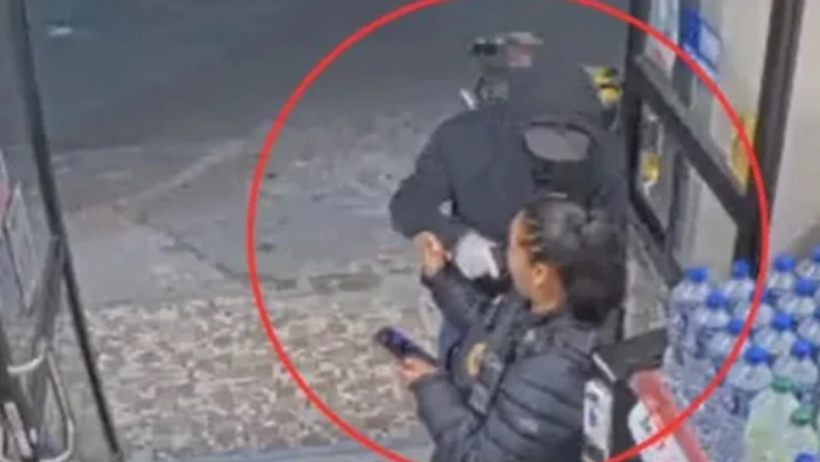 Mujer policía es víctima de asalto en tienda de conveniencia de la CDMX