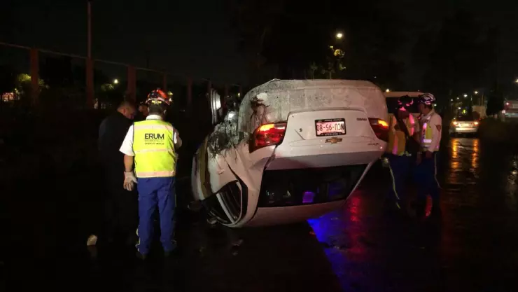 Vuelca auto sobre Eje Central