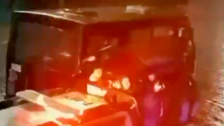 Pasajeros de la ruta 3-A quedan atrapados tras inundación en la Calzada Zavaleta hoy viernes.