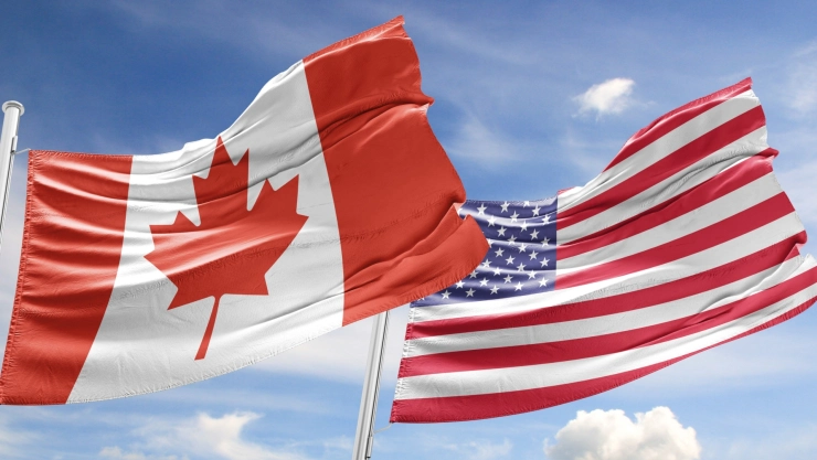 Una bandera de Canadá y otra de Estados Unidos.