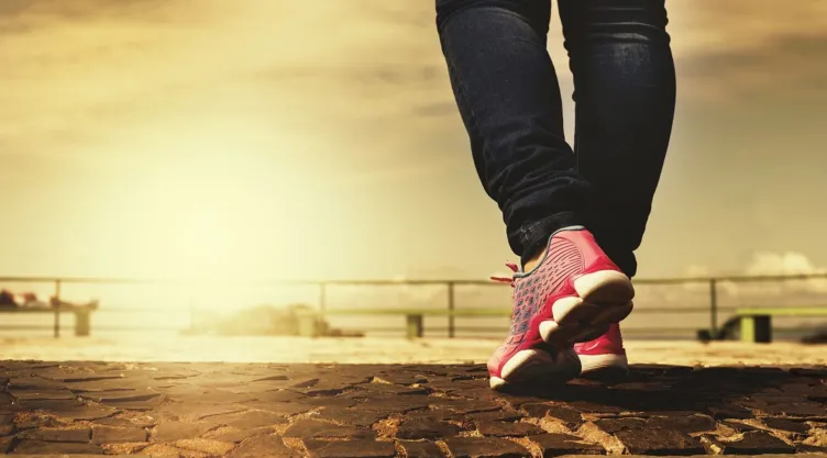 ¿Cómo caminar para bajar el colesterol?