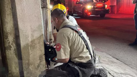 ¡Héroes! Rescatan a perrito tras estar atorado en un cancel en Lomas del Country