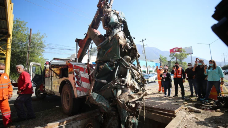 VIDEO: Hallan un vocho atorado en el drenaje de Monterrey