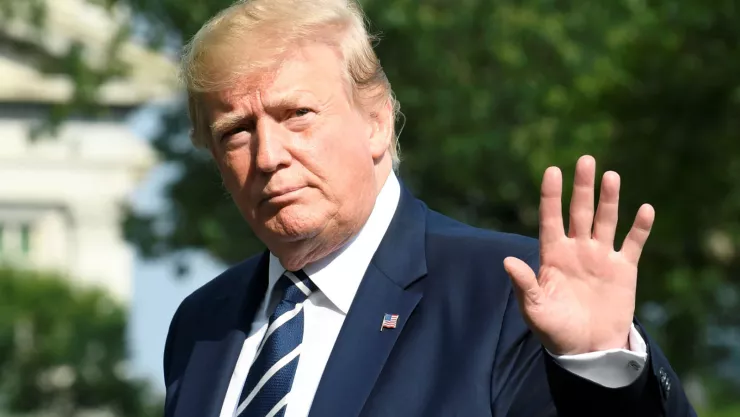 Donald Trump saluda a la prensa en su regreso a la Casa Blanca tras un fin de semana en su club de Golf en Bedminster. Imagen, Reuters.