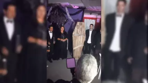 VIDEO Quinceañera llega dentro de un ATAÚD a su fiesta.jpg