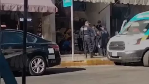 Mujer se desmaya en el centro y policías la ayuda (VIDEO)
