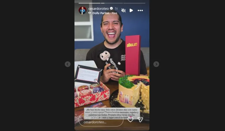 Así posó César Doroteo con sus regalos.