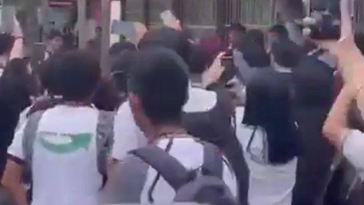 VIDEO | Estudiantes dan TREMENDA golpiza a director de escuela