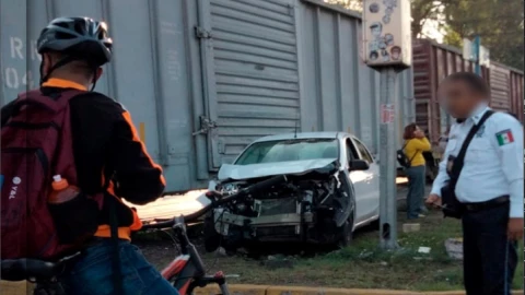 tren embiste vehículo