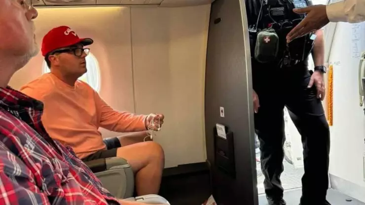 Pasajero borracho orina en el pasillo de avión