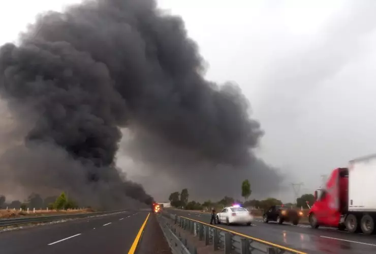 Pipa se vuelca en Puebla y se incendia