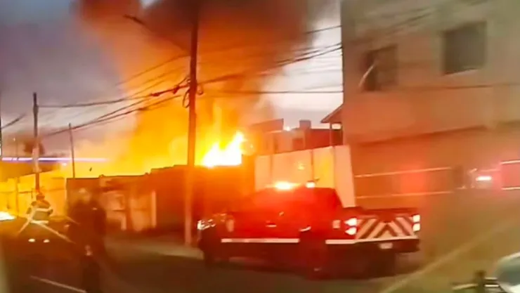 Muere hombre calcinado tras incendio en comercio de colchones en Rosarito