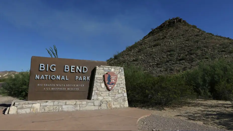 Letrero del Parque Nacional Big Bend en Maverick Junction, Texas.