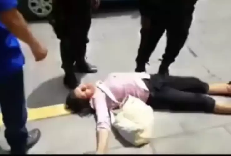 Video Ladrona finge desmayo, aplica el método del tlacuache