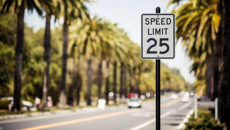Cartel de velocidad máxima permitida de 25 millas por hora
