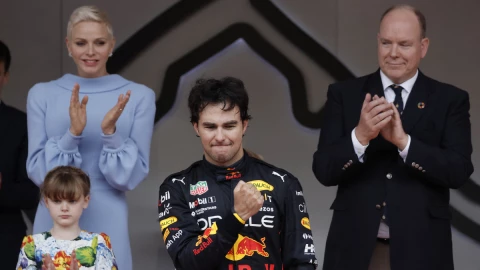 Checo Pérez celebra su triunfo  de Fórmula 1 con los príncipes de Mónaco