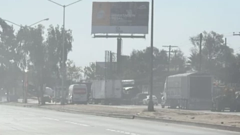 Llama de pánico en Otay: vehículo en llamas rumbo al aeropuerto