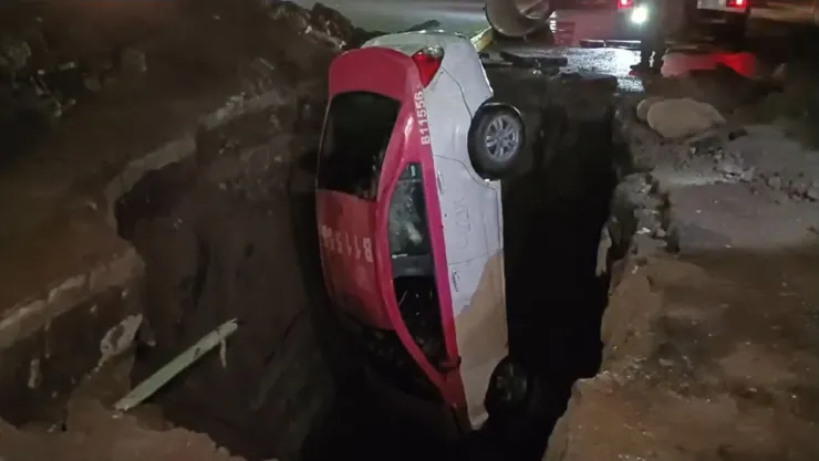 CDMX: Taxi cae en excavación de más de 4 metros de profundidad, en Iztapalapa