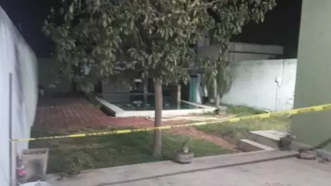 encuentran cuerpo flotando señor piscina